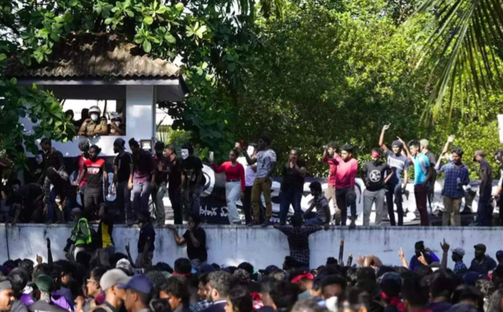 Hàng ngàn sinh viên bao vây nhà thủ tướng Sri Lanka giữa cơn khủng hoảng