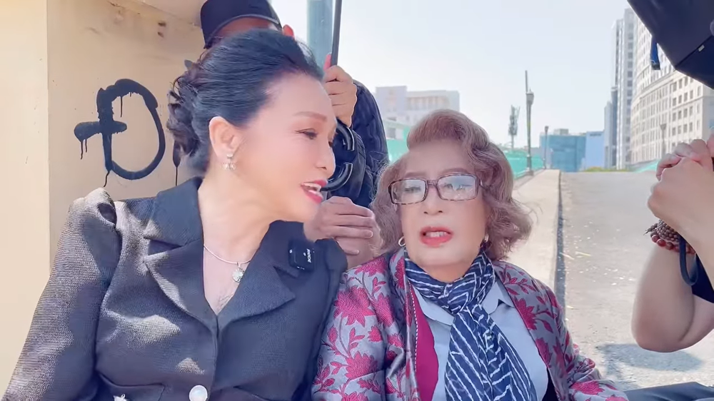 NSND Bạch Tuyết tuổi 77: Được làm đẹp thế này, 2 đứa mình sẽ gửi hình đi môi giới hôn nhân - Ảnh 1. NSND Bạch Tuyết tuổi 77: Được làm đẹp thế này, 2 đứa mình sẽ gửi hình đi môi giới hôn nhân - Ảnh 1.