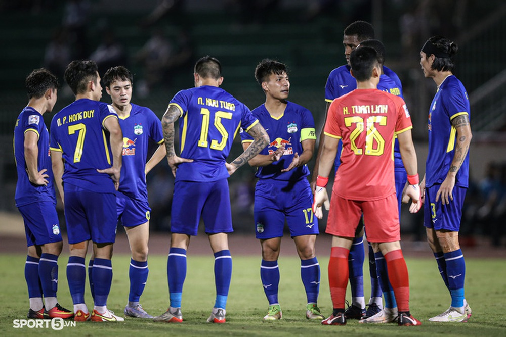 Hữu Tuấn và ngoại binh suýt choảng nhau trong trận hoà của HAGL tại AFC Champions League 2022 - Ảnh 1.