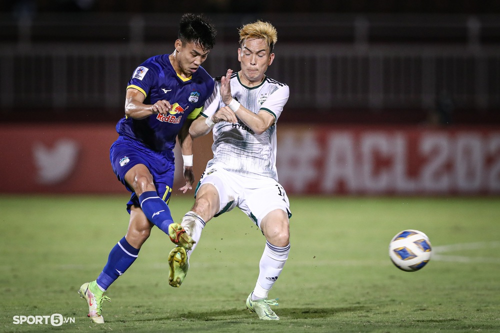 Hữu Tuấn và ngoại binh suýt choảng nhau trong trận hoà của HAGL tại AFC Champions League 2022 - Ảnh 2.