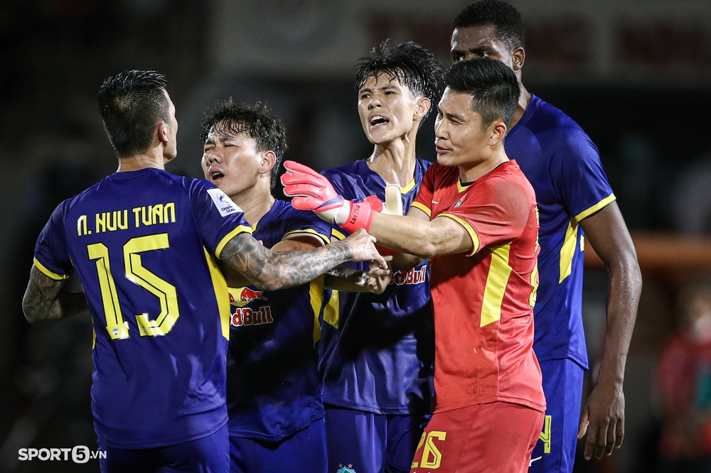 Hữu Tuấn và ngoại binh suýt choảng nhau trong trận hoà của HAGL tại AFC Champions League 2022 - Ảnh 12.