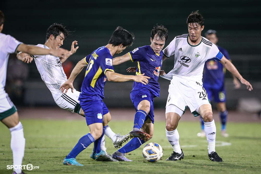 Hữu Tuấn và ngoại binh suýt choảng nhau trong trận hoà của HAGL tại AFC Champions League 2022 - Ảnh 3.