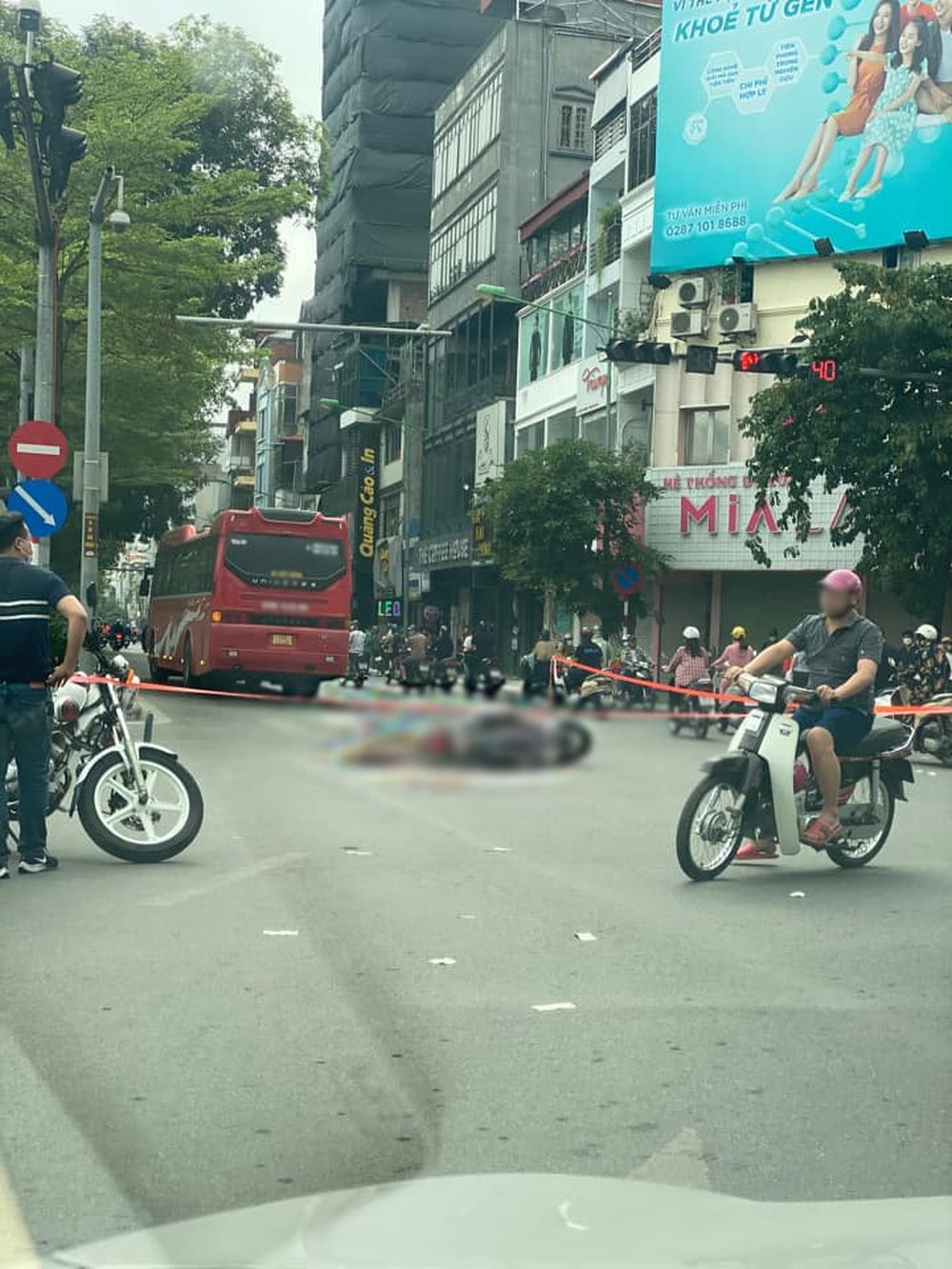 Clip of an accident on Kim Ma Street, the girl tragically died under a 45-seat passenger car - Photo 2.