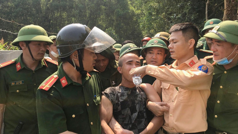Kẻ đâm người khuyết tật rồi mang hung khí lên núi trốn đã bị công an bắt  - Ảnh 1.