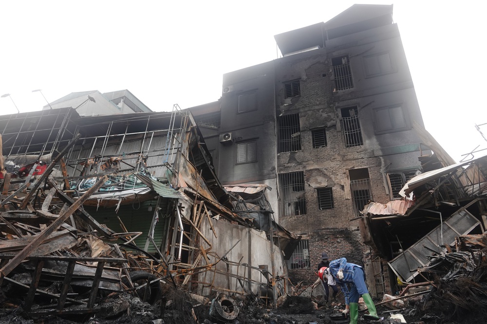 7 ngôi nhà ở Hà Nội bị thiêu rụi: 4 mẹ con không kịp đi dép, hoảng loạn chạy thoát thân - Ảnh 2.