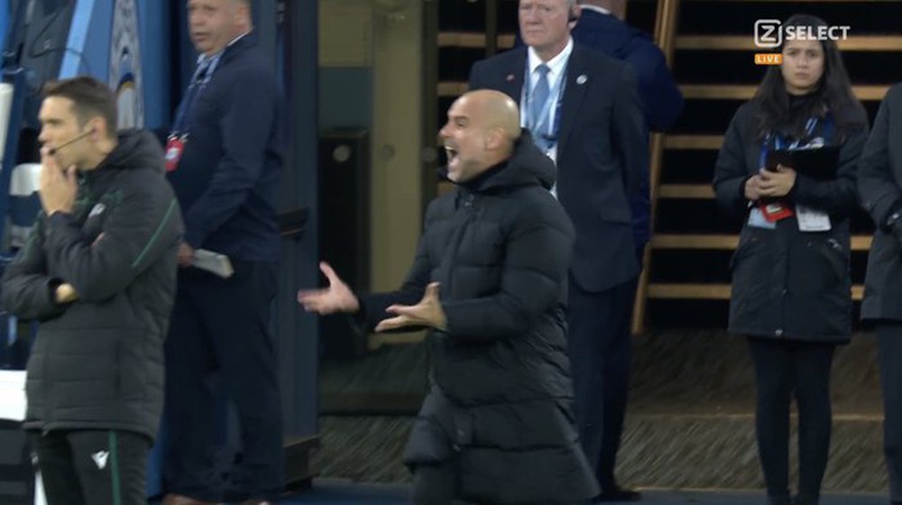 Pep Guardiola nổi điên khi chứng kiến Mahrez bỏ lỡ cơ hội bằng vàng - Ảnh 2.