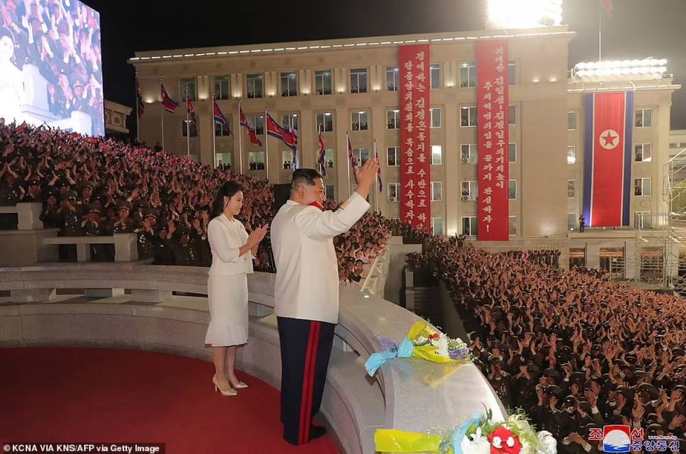 Cận cảnh lễ duyệt binh hoành tráng của Triều Tiên ở Quảng trường Kim Nhật Thành - Ảnh 1.