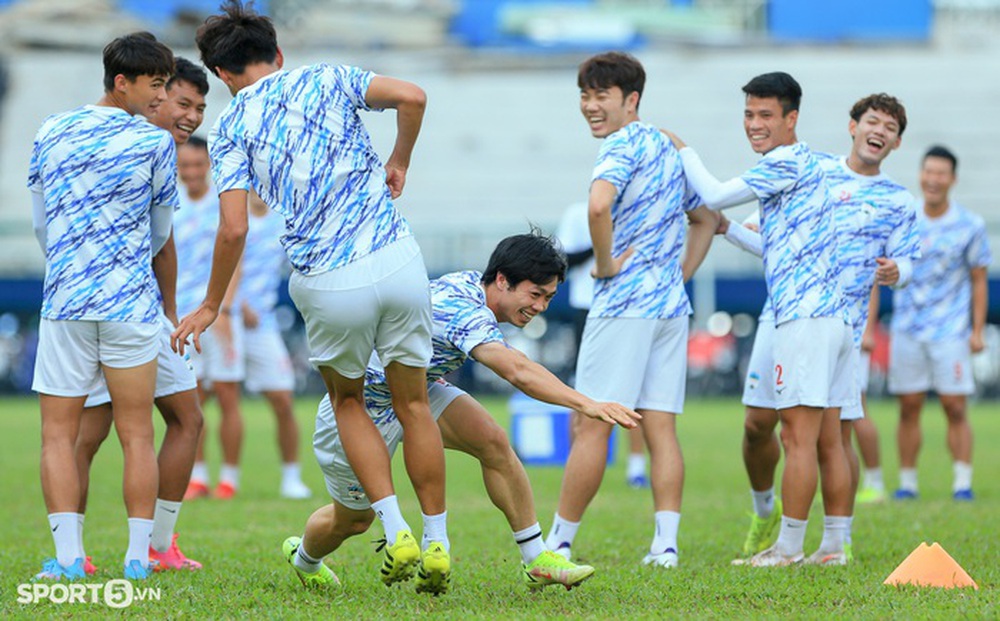 Công Phượng ngã chổng vó khi chơi đuổi bắt, buổi tập HAGL rộn tiếng cười - Ảnh 3.