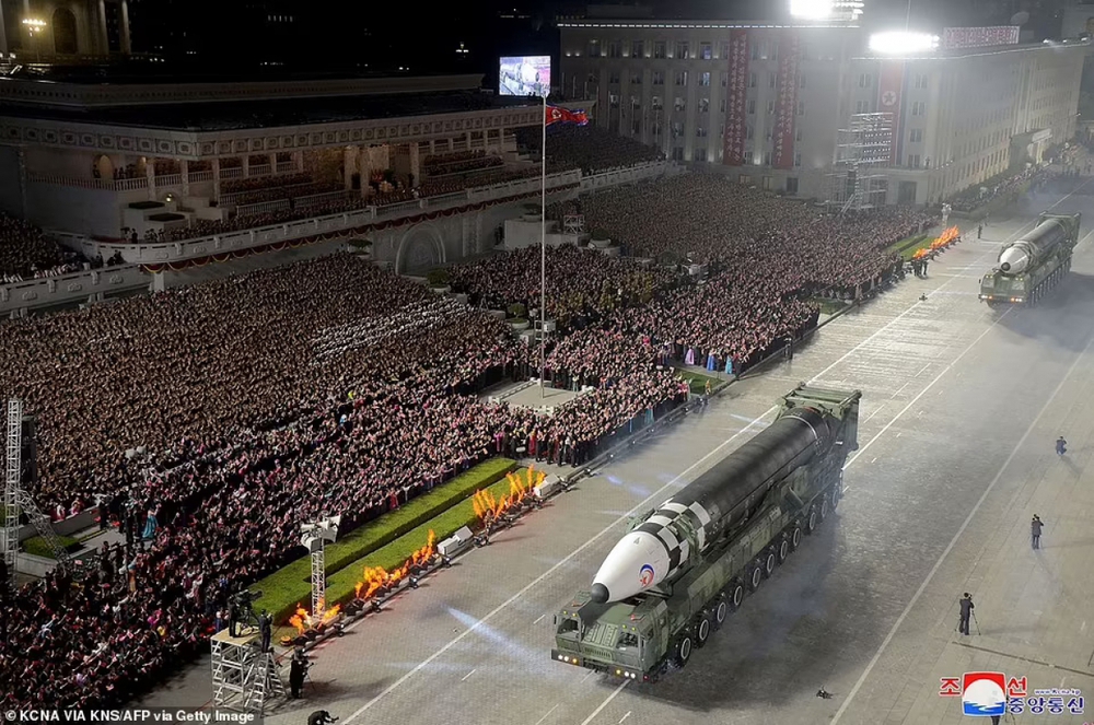 Cận cảnh lễ duyệt binh hoành tráng của Triều Tiên ở Quảng trường Kim Nhật Thành - Ảnh 11.