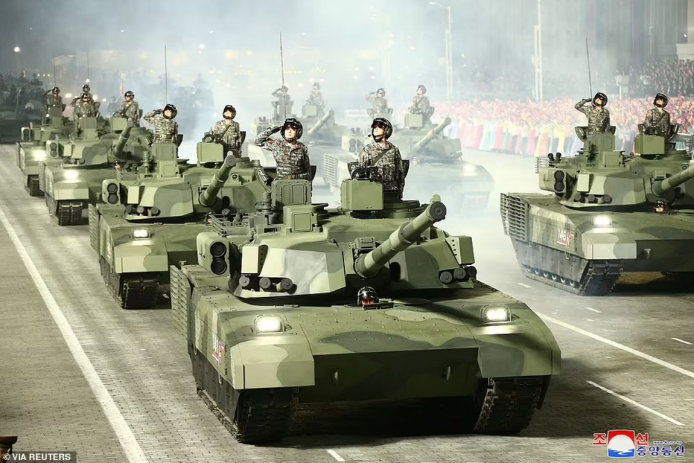 Cận cảnh lễ duyệt binh hoành tráng của Triều Tiên ở Quảng trường Kim Nhật Thành - Ảnh 14.
