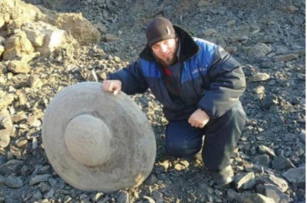 Tìm thấy nhiều phiến đá có hình đĩa bay, Nga nghi ngờ dấu vết của người ngoài hành tinh? - Ảnh 5.