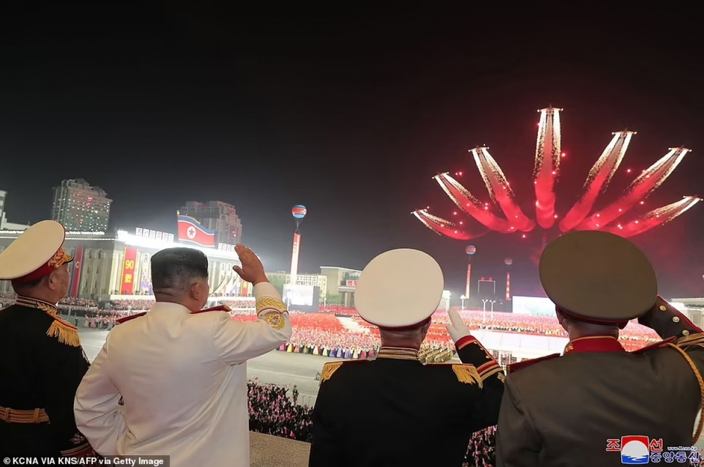 Cận cảnh lễ duyệt binh hoành tráng của Triều Tiên ở Quảng trường Kim Nhật Thành - Ảnh 4.