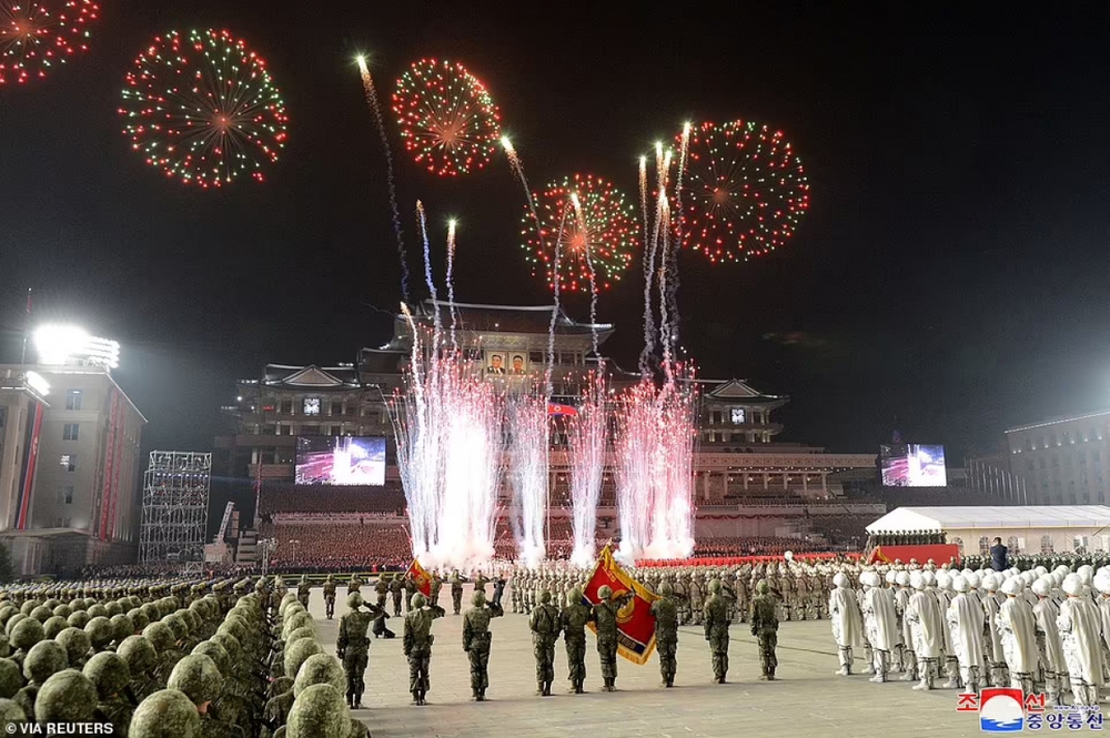 Cận cảnh lễ duyệt binh hoành tráng của Triều Tiên ở Quảng trường Kim Nhật Thành - Ảnh 7.