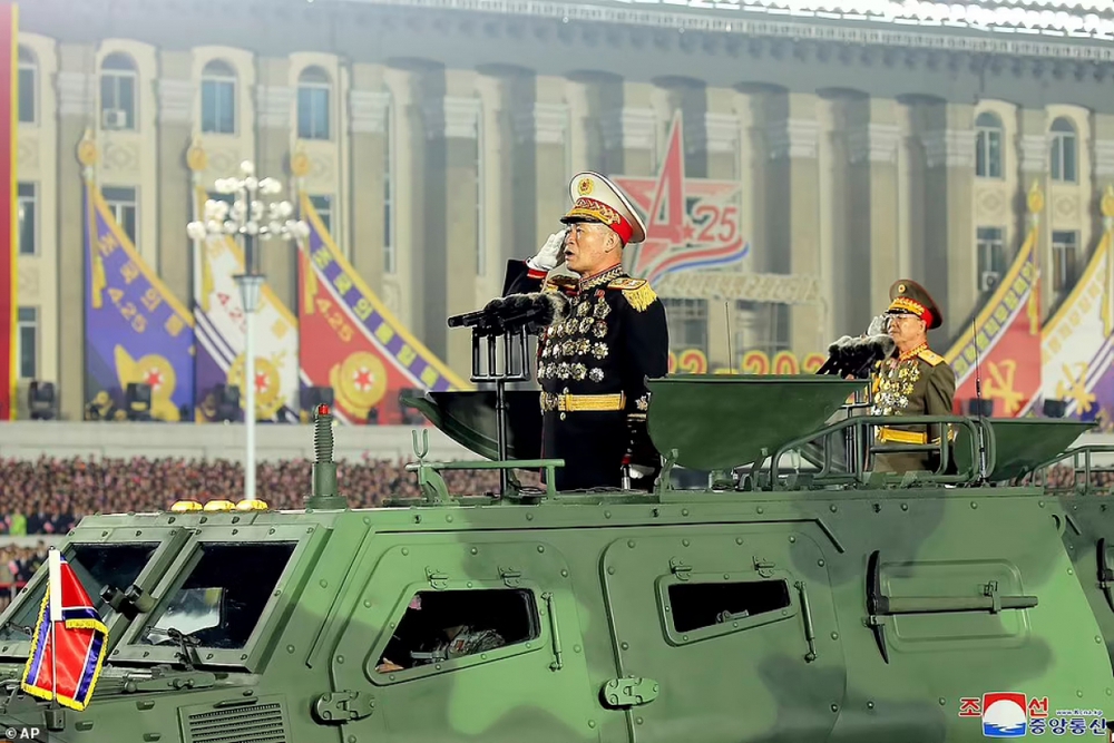 Cận cảnh lễ duyệt binh hoành tráng của Triều Tiên ở Quảng trường Kim Nhật Thành - Ảnh 8.