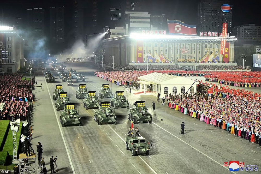 Cận cảnh lễ duyệt binh hoành tráng của Triều Tiên ở Quảng trường Kim Nhật Thành - Ảnh 9.