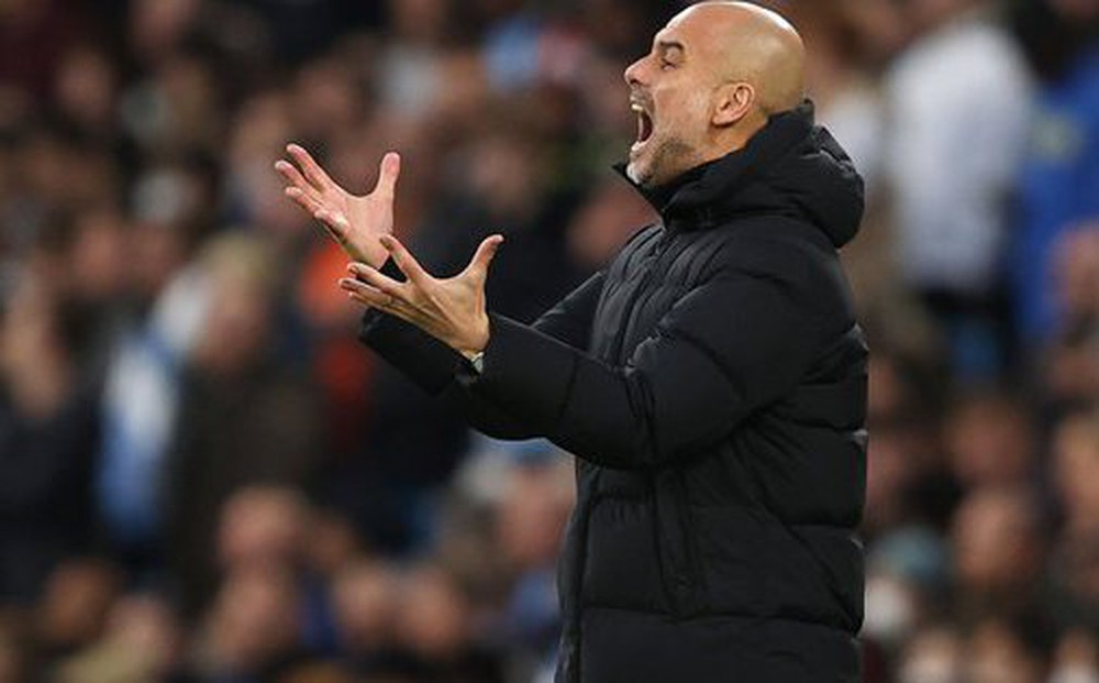 Pep Guardiola nổi điên khi chứng kiến Mahrez bỏ lỡ cơ hội bằng vàng