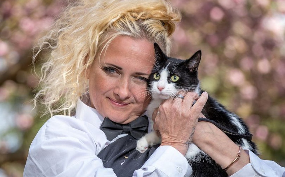 Bị chủ nhà đuổi đi vì nuôi mèo, cách người phụ nữ Anh đáp trả khiến chủ nhà sửng sốt