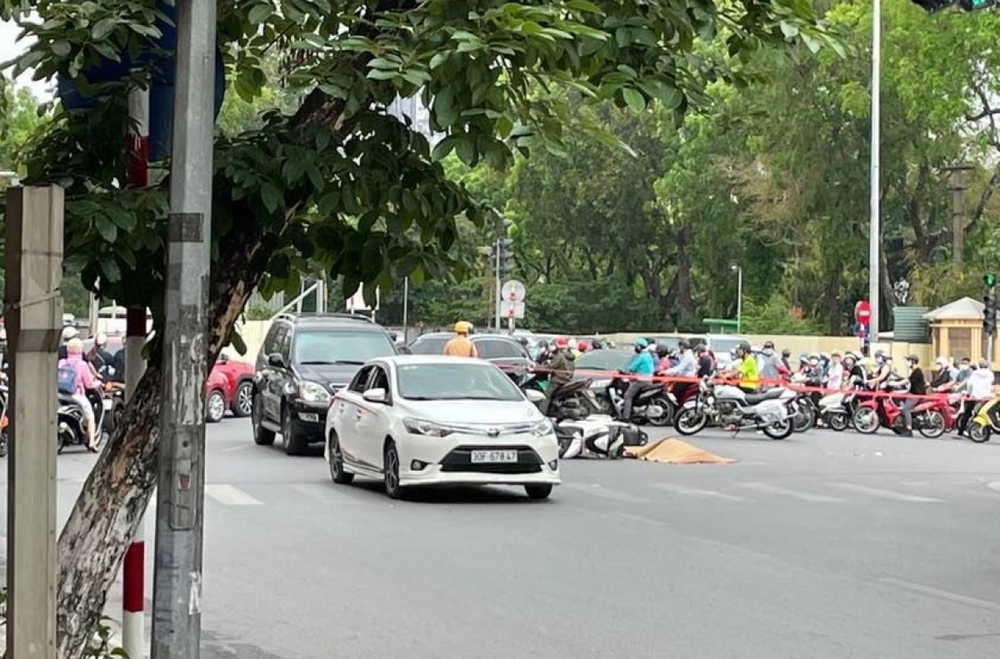 Clip of an accident on Kim Ma Street, a girl tragically died under a 45-seat passenger car - Photo 3.