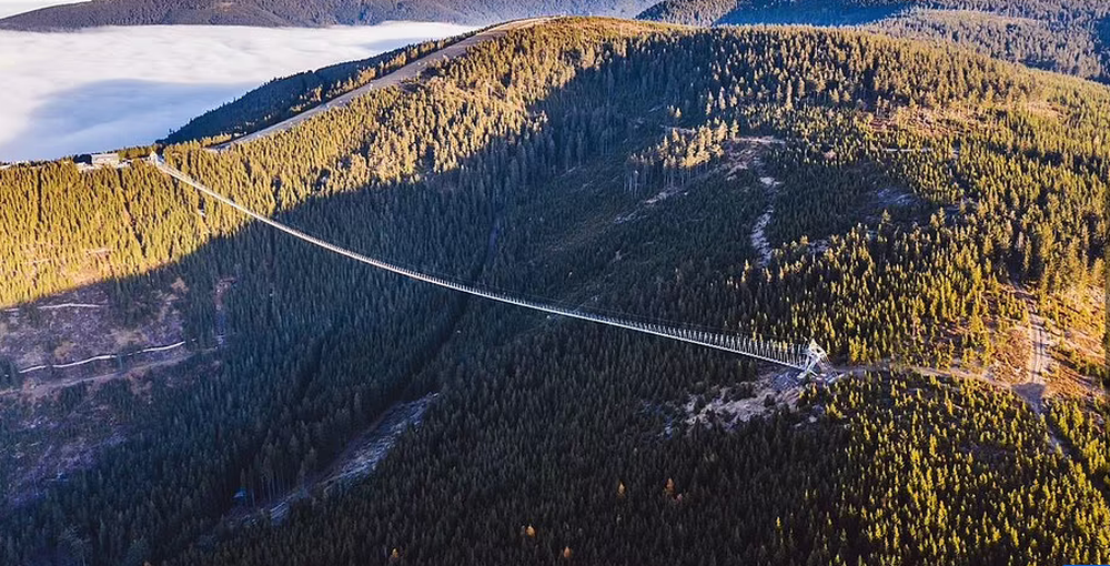 The world's longest suspension bridge crosses a deep valley - Photo 3.