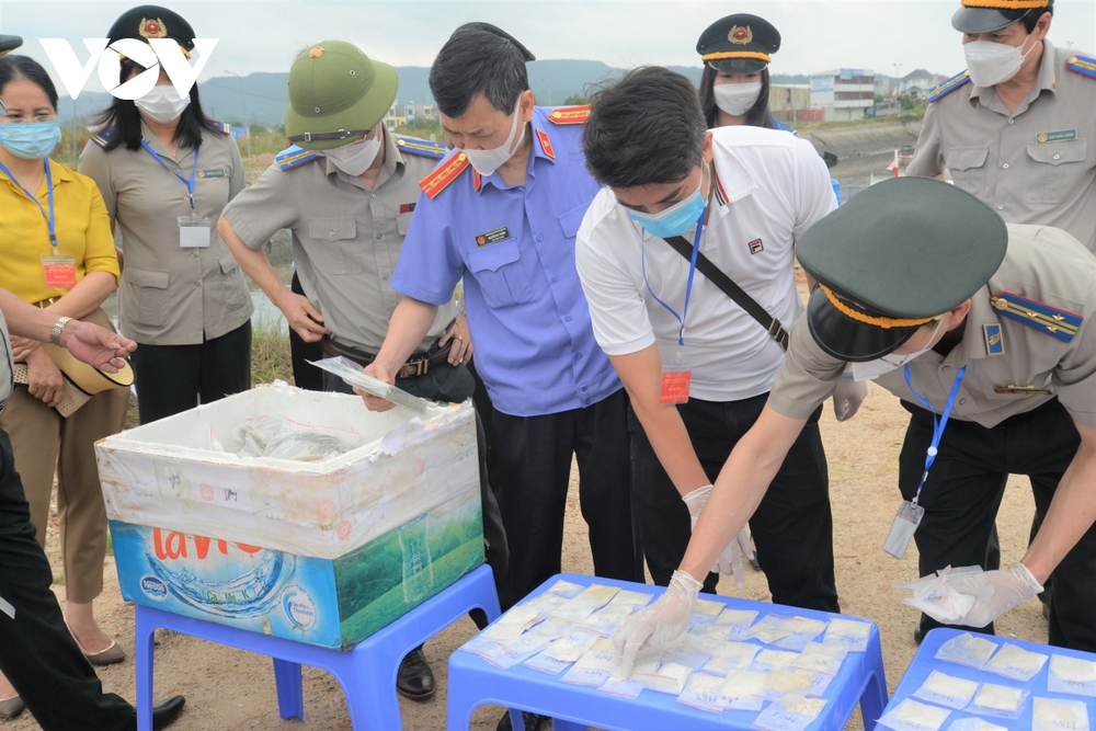 Quảng Ninh tiêu hủy 70 bánh heroin tang vật trong các vụ án ma túy - Ảnh 1.