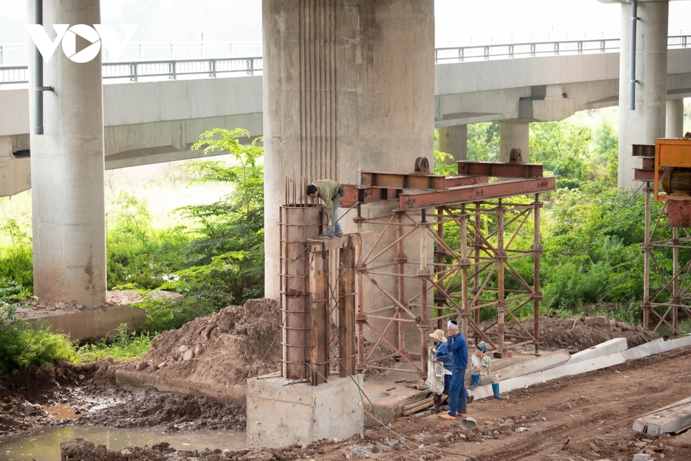 Cầu vòm vượt hồ Linh Đàm bị chậm tiến độ, không hẹn ngày hoàn thành - Ảnh 13.