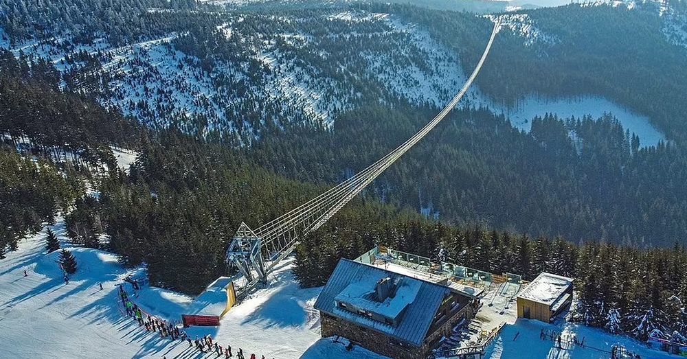 The world's longest suspension bridge crosses a deep valley - Photo 4.