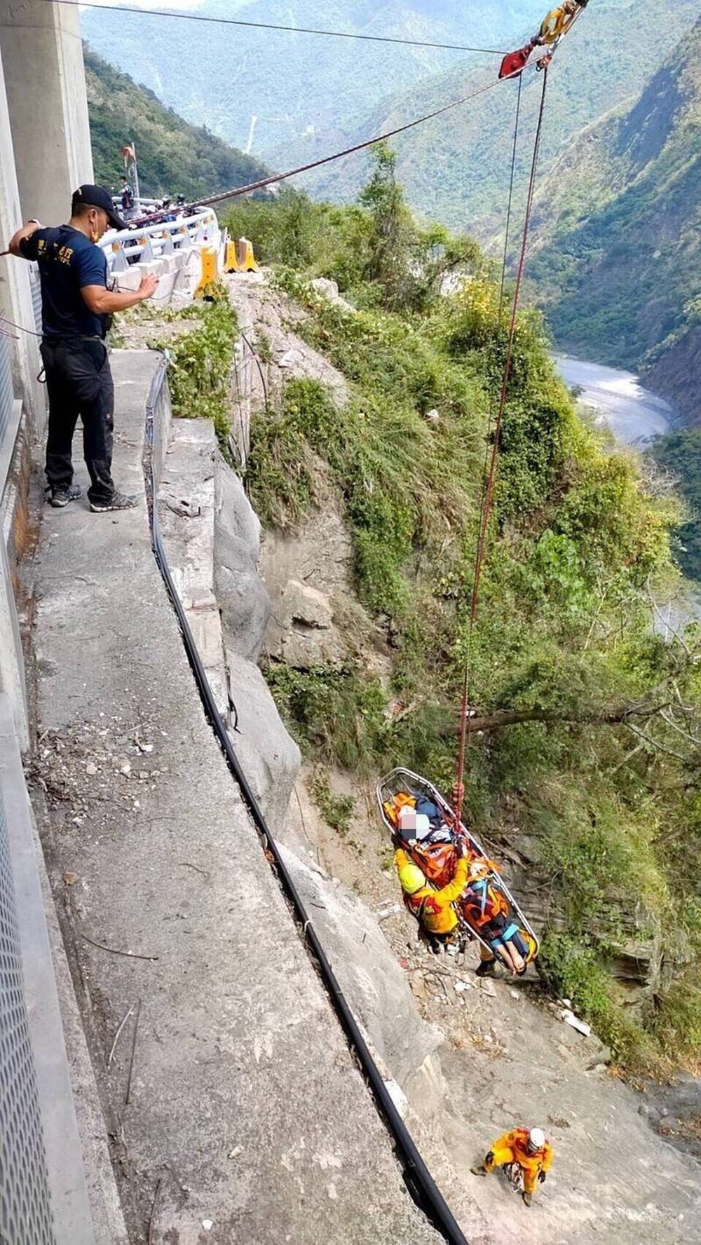 Sống sót thần kỳ sau khi phi xe máy vào thành cầu và lao xuống vực sâu 70m - Ảnh 4.