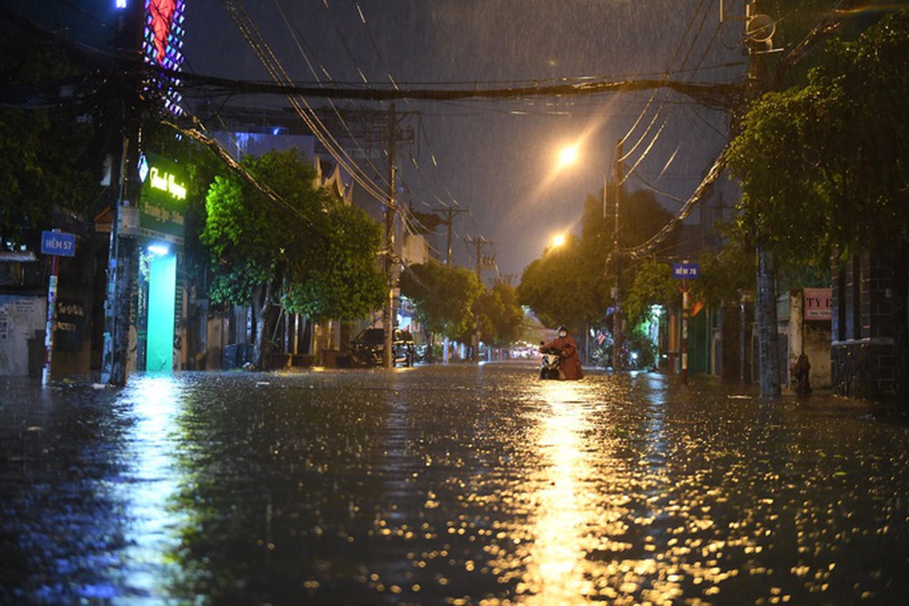         Heavy rain lasted until the end of April 29, many places in Ho Chi Minh City were still flooded - photo 1.