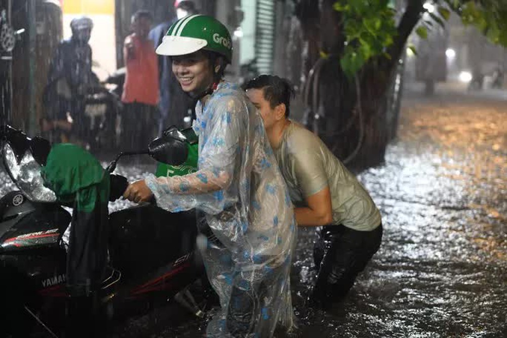   Heavy rain lasted, late on April 29, many places in Ho Chi Minh City were still flooded - Photo 2.