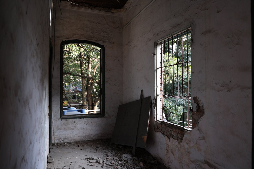   Inside a ruined old French villa with an area of ​​​​nearly 1,000 square meters on a two-façade diamond land in Hanoi - Photo 11.