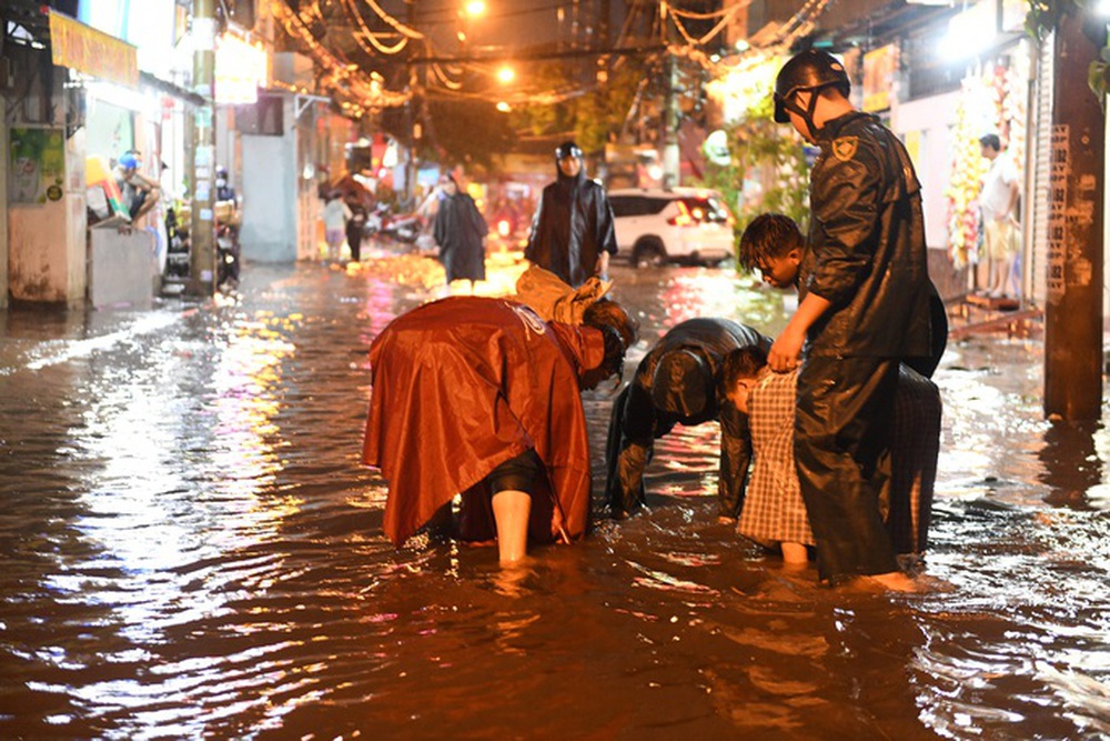         Heavy rain lasted until the end of April 29, many places in Ho Chi Minh City were still flooded - photo 11.