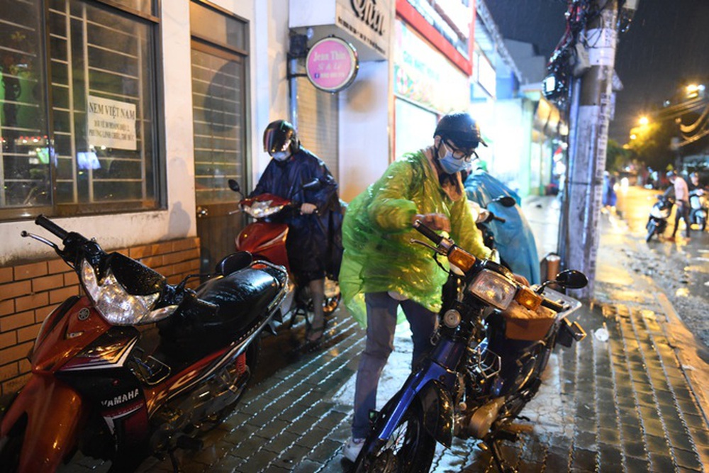   Heavy rain lasted, late April 29, many places in Ho Chi Minh City were still deeply flooded - Photo 13.