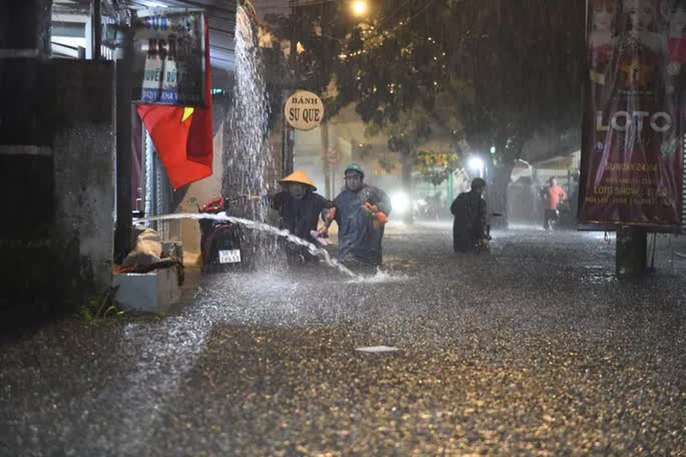   Heavy rain lasted, late April 29, many places in Ho Chi Minh City were still deeply flooded - Photo 6.