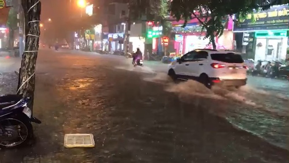         Heavy rain continued late April 29, many places in Ho Chi Minh City were still flooded - Photo 9.