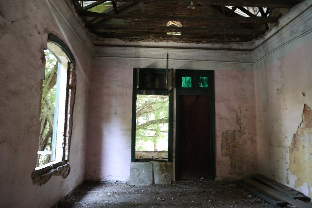   Inside the ruined ancient French villa with an area of ​​​​nearly 1,000m2 on the diamond land with 2 fronts in Hanoi - Photo 10.