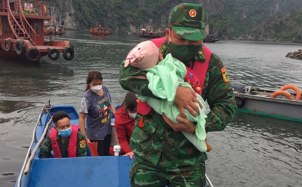 Cứu sống bé gái 1 tuổi rơi xuống biển Quảng Ninh