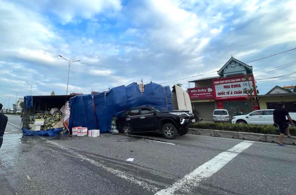 Stopping at a red light, a 7-seat car was hit by a truck and then partially crushed behind - Photo 3.