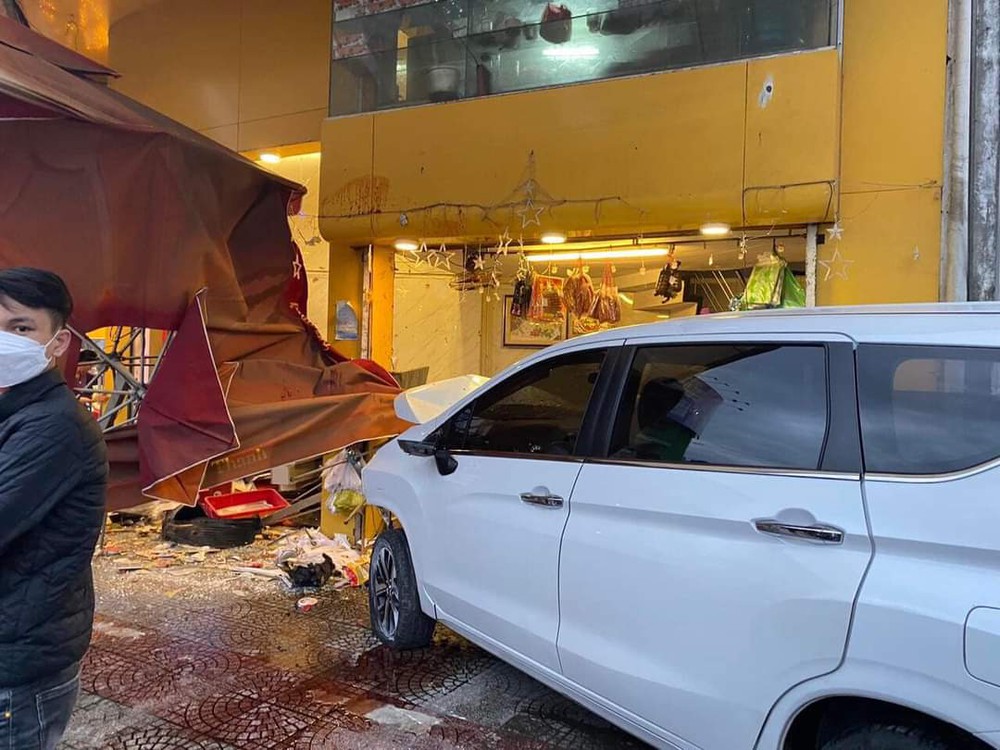 Xe điên tông hàng loạt xe, trước khi lao thẳng vào tiệm bánh mỳ, nhiều người bị thương - Ảnh 6.