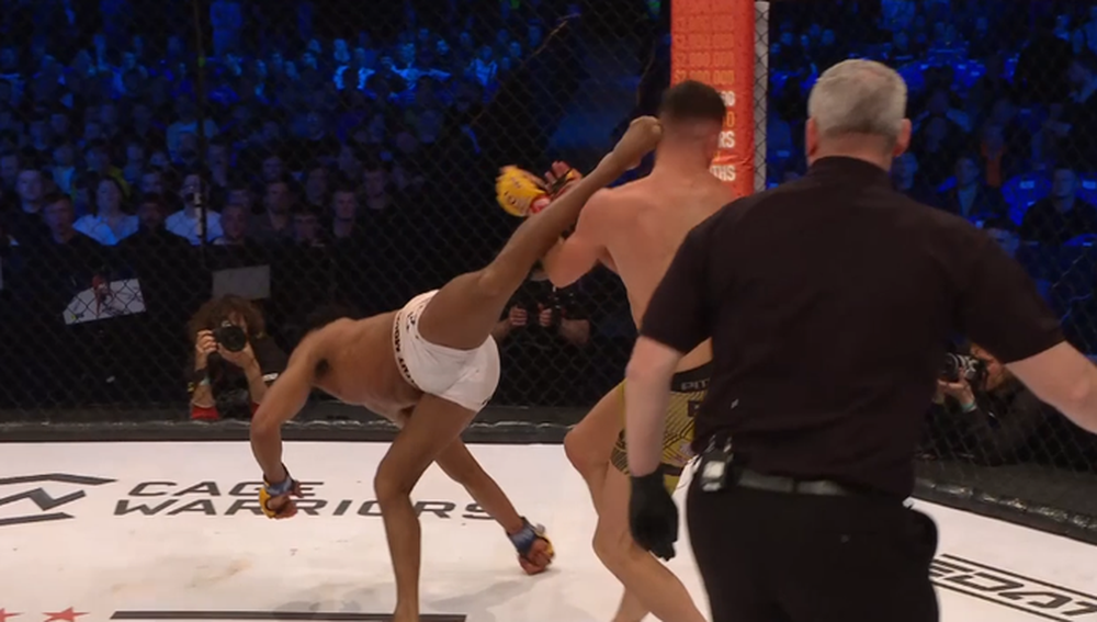   KO phase of the year: Boxers seem to have eyes on their backs, defeating opponents with crazy kicks - Photo 2.