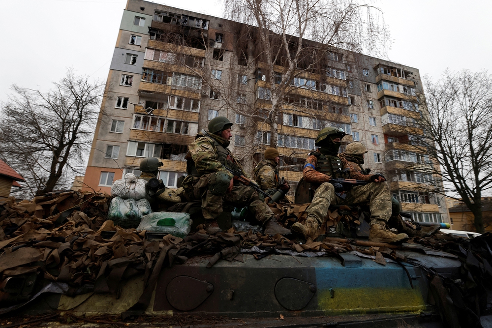 Toàn cảnh chiến sự tối 03/04: Ukraine tái chiếm thị trấn ma - Nga dập mục tiêu đặc biệt - Ảnh 2.