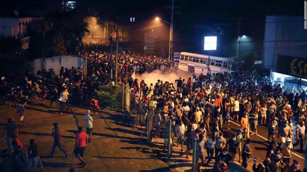 Energy crisis: American drivers... crossed the border to fill up cheap gasoline, Sri Lanka had a 36-hour curfew - Photo 2.