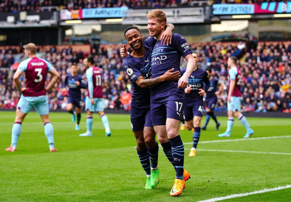 Thắng dễ Burnley, Man City đ&ograve;i lại ng&ocirc;i đầu bảng từ tay Liverpool - Ảnh 3.