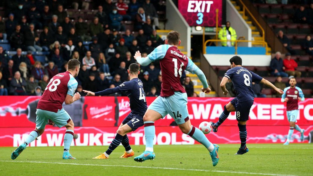 Thắng dễ Burnley, Man City đ&ograve;i lại ng&ocirc;i đầu bảng từ tay Liverpool - Ảnh 4.