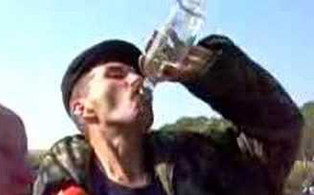 Dân Ukraine mời rượu và bánh tẩm độc cho lính Nga - 2 lính tử vong, 28 người hấp hối