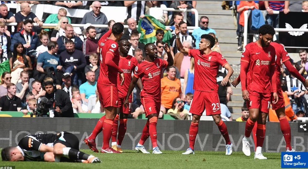 Winning the controversy, Liverpool climbed to the top of the rankings, putting great pressure on Man City - Photo 1.