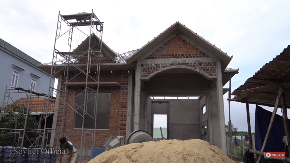 Anh chăn bò So Y Tiết hé lộ căn nhà sắp hoàn thiện: Mái Thái xịn, sân vườn rộng rãi - Ảnh 2.