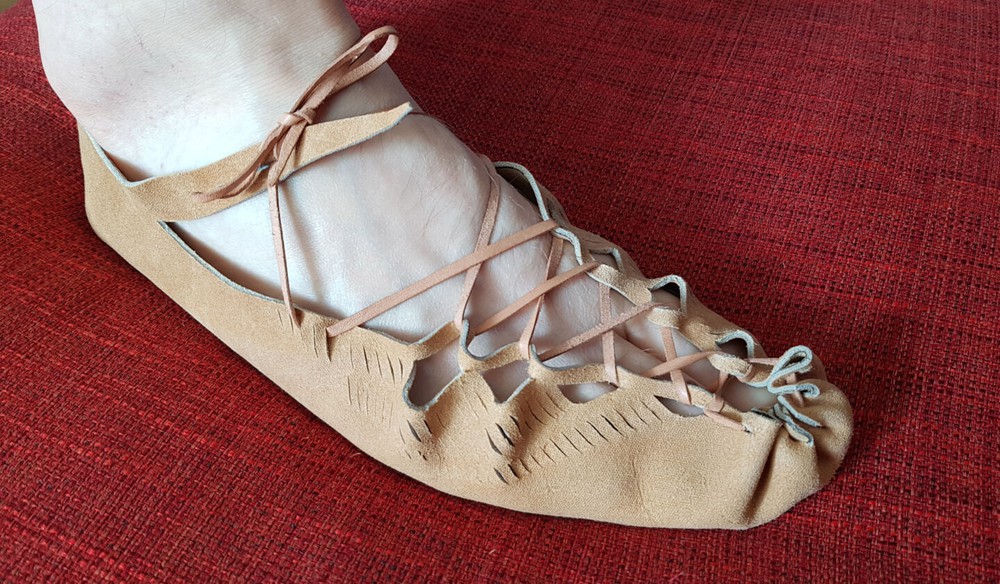 Băng tan trên núi Na Uy để lộ một chiếc giày 1.500 năm tuổi, chứa đựng bí mật thời trang cổ đại - Ảnh 1.