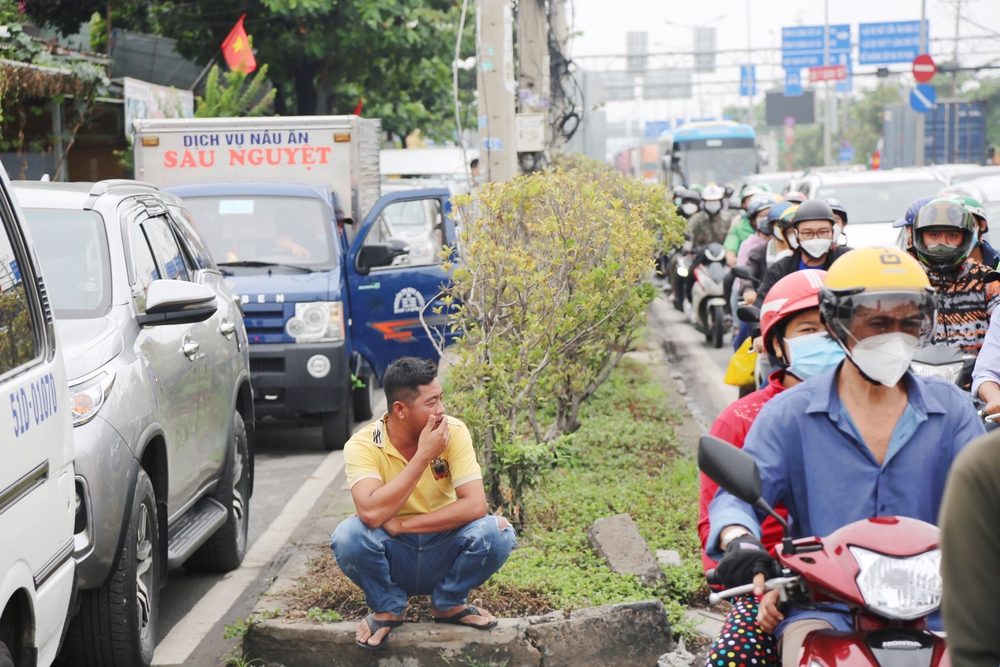 Đường đi Vũng Tàu ngay lúc này: Dòng xe kẹt cứng, tài xế xuống đường ăn bánh mì 2 tiếng vẫn chưa được di chuyển - Ảnh 1.