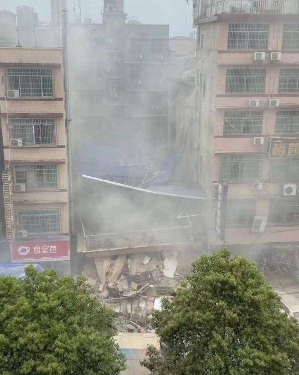 Nearly 60 people were trapped and missing in a house collapse in China - Photo 1.