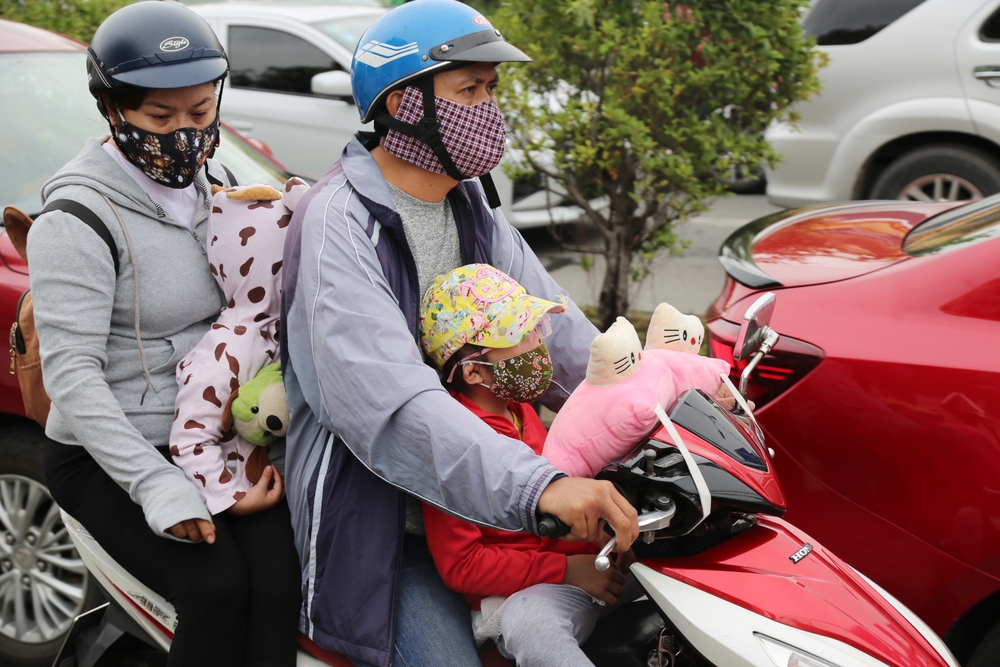 Đường đi Vũng Tàu ngay lúc này: Dòng xe kẹt cứng, tài xế xuống đường ăn bánh mì 2 tiếng vẫn chưa được di chuyển - Ảnh 12.